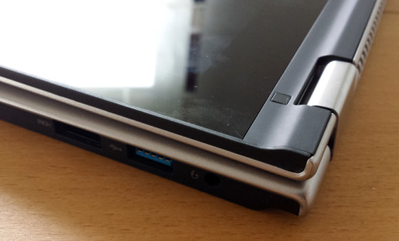 Das Lenovo Ideapad Yoga 11S im Tablet-Modus. Wie man sieht, ist die Verarbeitung tadellos. Und die Oberfläche zieht Fingerabdrücke magisch an.