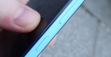 HTC Desire Eye: Seitenansicht mit Blick auf Power- und Lautstärke-Buttons