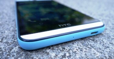 HTC Desire Eye: Frontansicht von schräg unten mit Blick auf den microUSB-Port