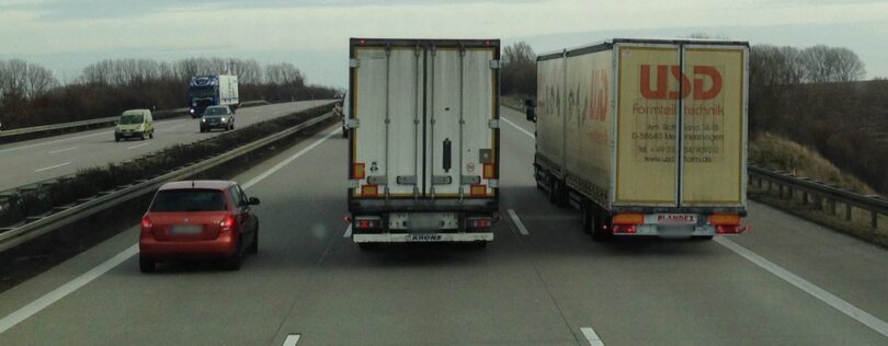 LKW überholen sich auf der Autobahn