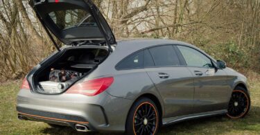 2015 Mercedes-Benz CLA 250 4MATIC Shooting Brake OrangeArt Edition mountaingrau metallic mit geöffneter Heckklappe