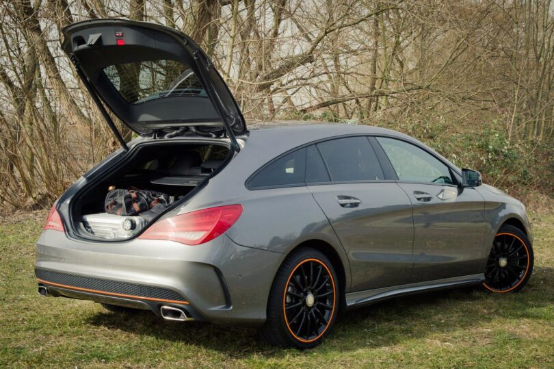 2015 Mercedes-Benz CLA 250 4MATIC Shooting Brake OrangeArt Edition mountaingrau metallic mit geöffneter Heckklappe