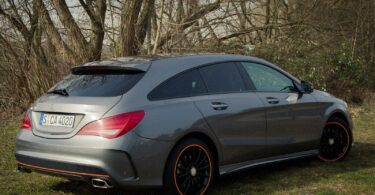 2015 Mercedes-Benz CLA 250 4MATIC Shooting Brake OrangeArt Edition mountaingrau metallic - von rechts hinten