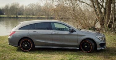 2015 Mercedes-Benz CLA 250 4MATIC Shooting Brake OrangeArt Edition mountaingrau metallic - Seitenansicht