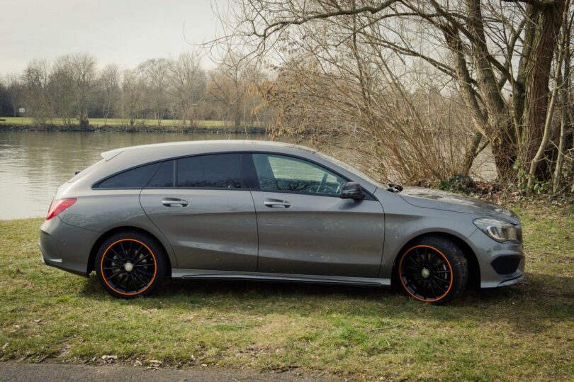 2015 Mercedes-Benz CLA 250 4MATIC Shooting Brake OrangeArt Edition mountaingrau metallic - Seitenansicht