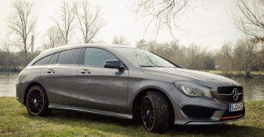 2015 Mercedes-Benz CLA 250 4MATIC Shooting Brake OrangeArt Edition mountaingrau metallic - von rechts vorne seitlich