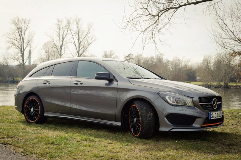 2015 Mercedes-Benz CLA 250 4MATIC Shooting Brake OrangeArt Edition mountaingrau metallic - von rechts vorne seitlich