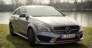 2015 Mercedes-Benz CLA 250 4MATIC Shooting Brake OrangeArt Edition mountaingrau metallic - von rechts vorne