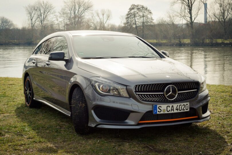 2015 Mercedes-Benz CLA 250 4MATIC Shooting Brake OrangeArt Edition mountaingrau metallic - von rechts vorne