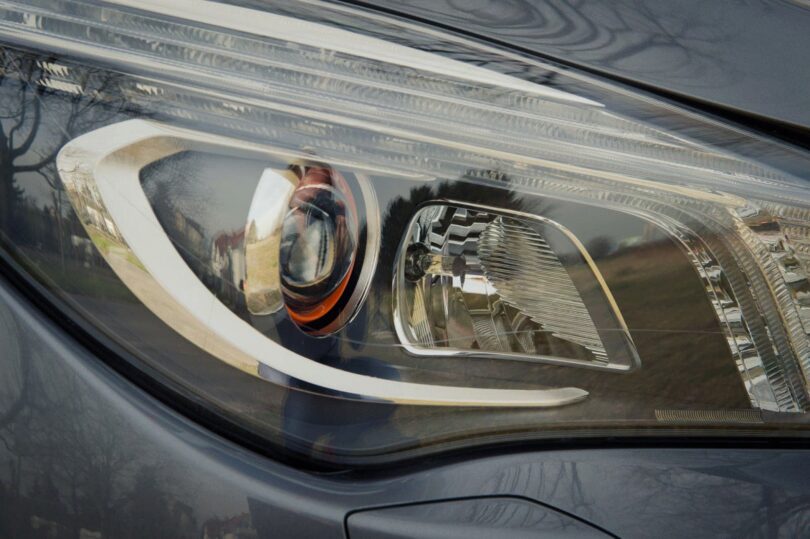 Intelligent Light XENON Scheinwerfer des 2015 Mercedes-Benz CLA 250 4MATIC Shooting Brake OrangeArt Edition