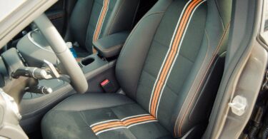 Fahrersitz im 2015 Mercedes-Benz CLA 250 4MATIC Shooting Brake OrangeArt Edition