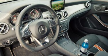 Innenraum mit Lenkrad - 2015 Mercedes-Benz CLA 250 4MATIC Shooting Brake OrangeArt Edition