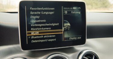 COMAND Online WLAN im 2015 Mercedes-Benz CLA 250 4MATIC Shooting Brake OrangeArt Edition