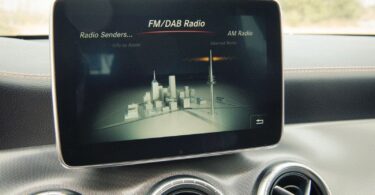 COMAND Online DAB-Radio im 2015 Mercedes-Benz CLA 250 4MATIC Shooting Brake OrangeArt Edition