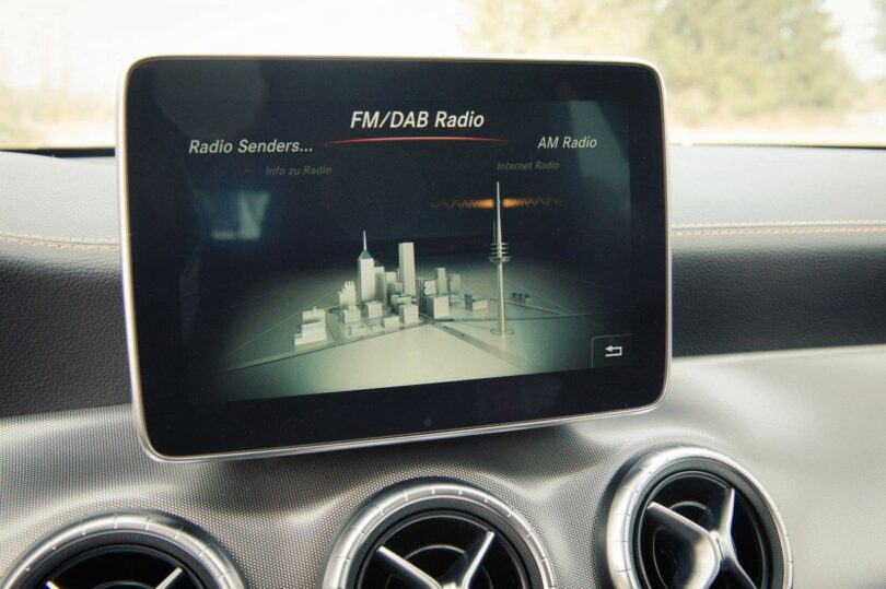 COMAND Online DAB-Radio im 2015 Mercedes-Benz CLA 250 4MATIC Shooting Brake OrangeArt Edition