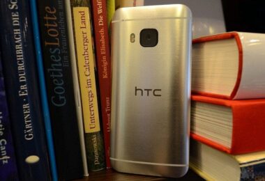 HTC One M9 im Bücherregal - Rückseite