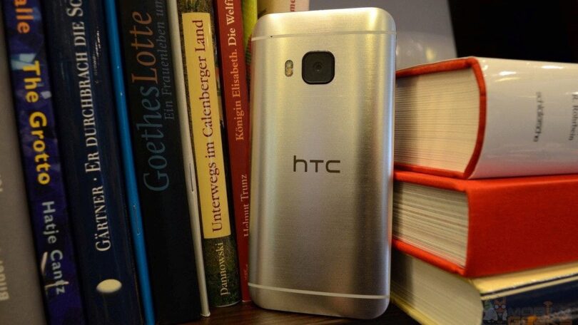 HTC One M9 im Bücherregal - Rückseite