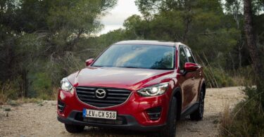 2015 Mazda CX-5 Skyactiv-D 150 AWD - Frontansicht auf Schotter