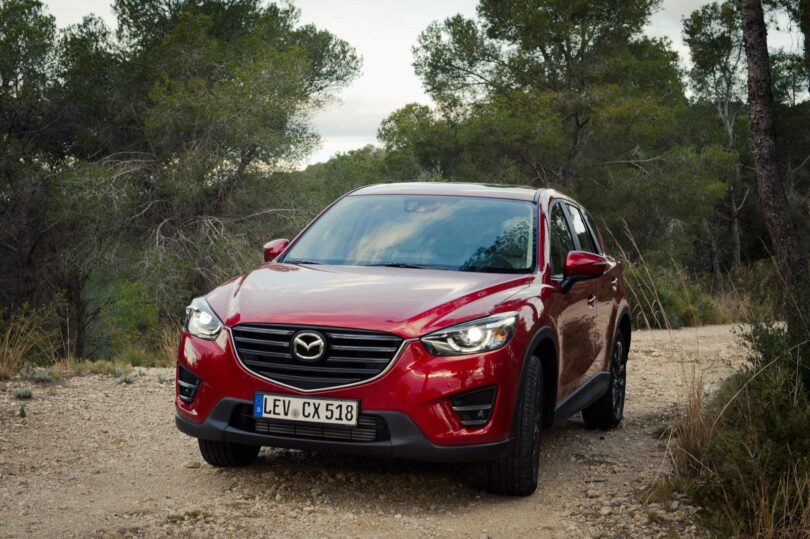 2015 Mazda CX-5 Skyactiv-D 150 AWD - Frontansicht auf Schotter