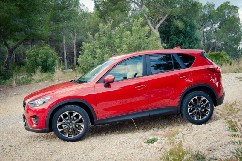 2015 Mazda CX-5 Skyactiv-D 150 AWD - Seitenansicht auf Schotter