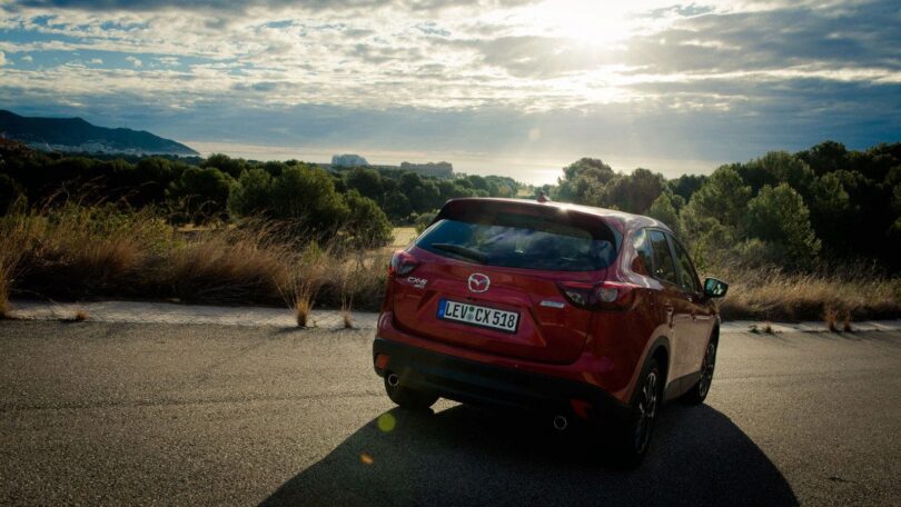 2015 Mazda CX-5 Skyactiv-D 150 AWD - Heckansicht vor Meer