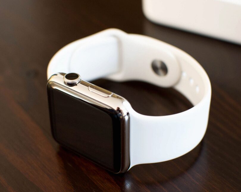 Apple Watch liegt auf dem Tisch