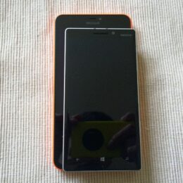 Größenvergleich mit dem Nokia Lumia 930.