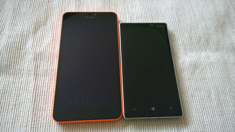 Größenvergleich mit dem Nokia Lumia 930.