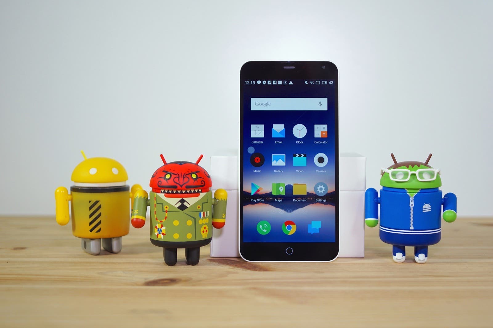 Meizu M1 Note mit drei Android Figuren