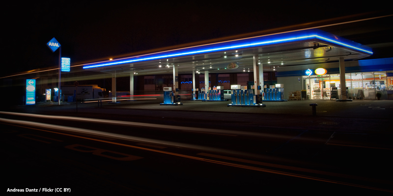 Tankstelle bei Nacht