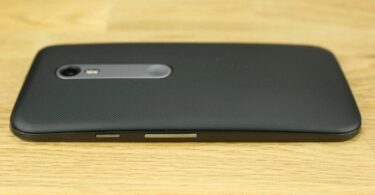 Motorola Moto G 2015 von der Seite