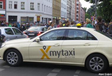 Taxi mit "myTaxi"-Logo