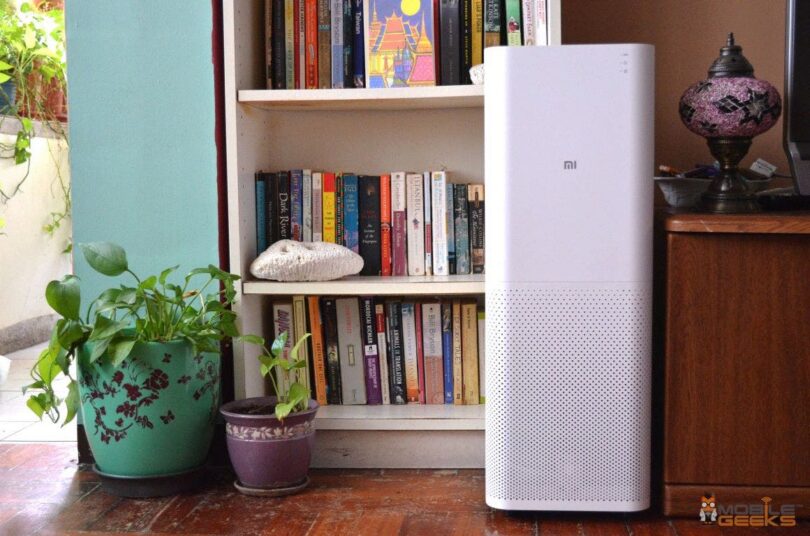 Xiaomi Air Purifier von vorn vor Bücherregal