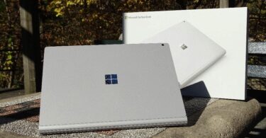 Microsoft Surface Book Rückseite vor Karton