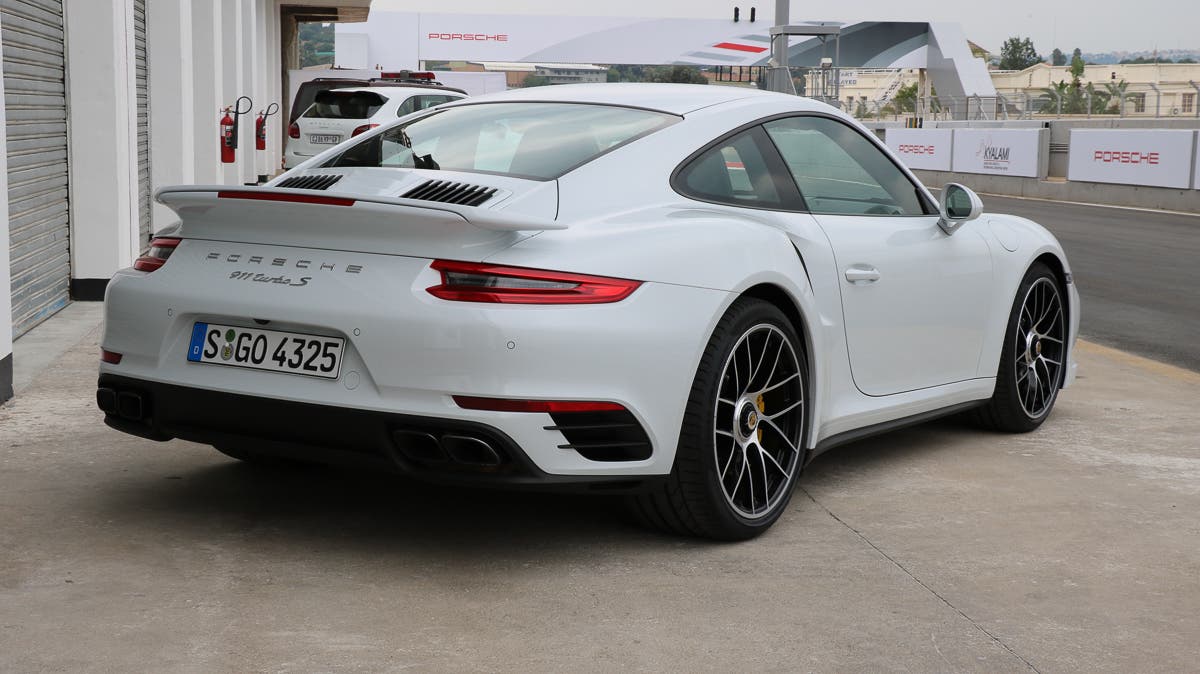 Porsche 911 turbo S weiß von hinten