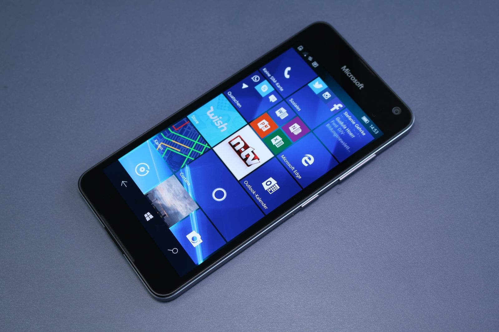 Microsoft Lumia 650 von vorn mit eingeschaltetem Display