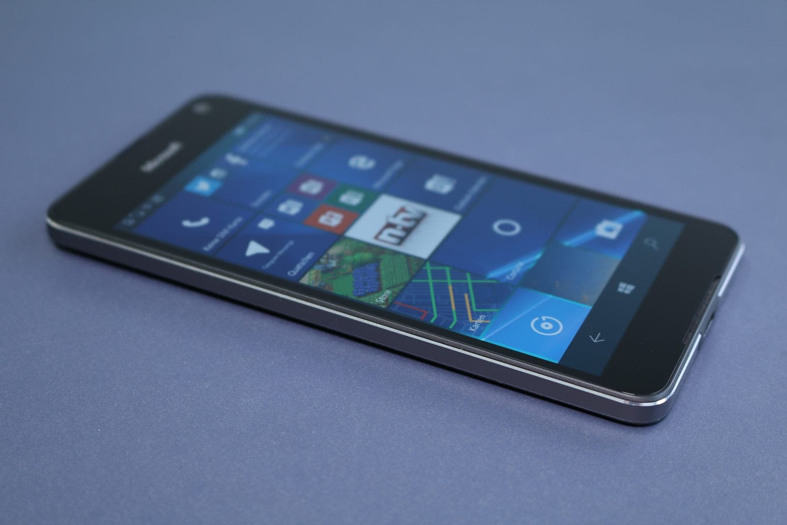 Microsoft Lumia 650 von vorn mit eingeschaltetem Display