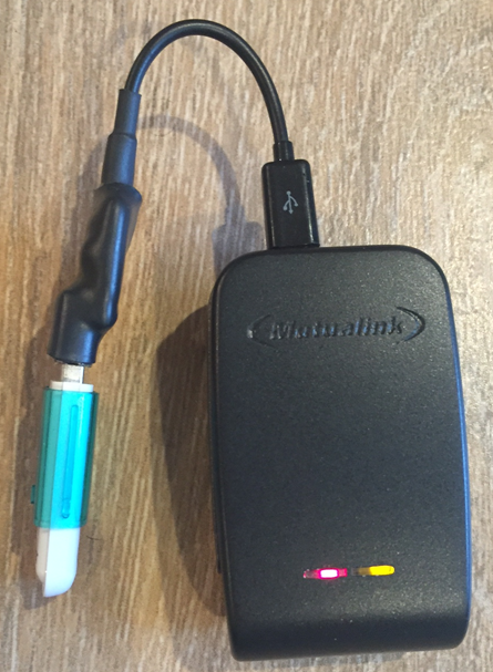 Mit der hier abgebildeten Ausweichlösung per USB-Verstärker-Kabel kann der USB-Anschluss angeschlossene Geräte mit Strom versorgen.