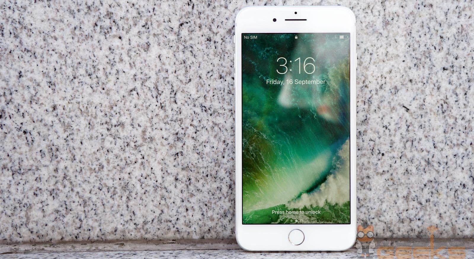 Silber Apple iphone x Rückseite leicht gedreht isoliert auf weißem