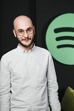 Daniel Nikolaou ist bei Spotify für Podcast-Partnerschaften und Entwicklung zuständig, auch er ist Mitglied in der "Call for Podcast"-Jury.