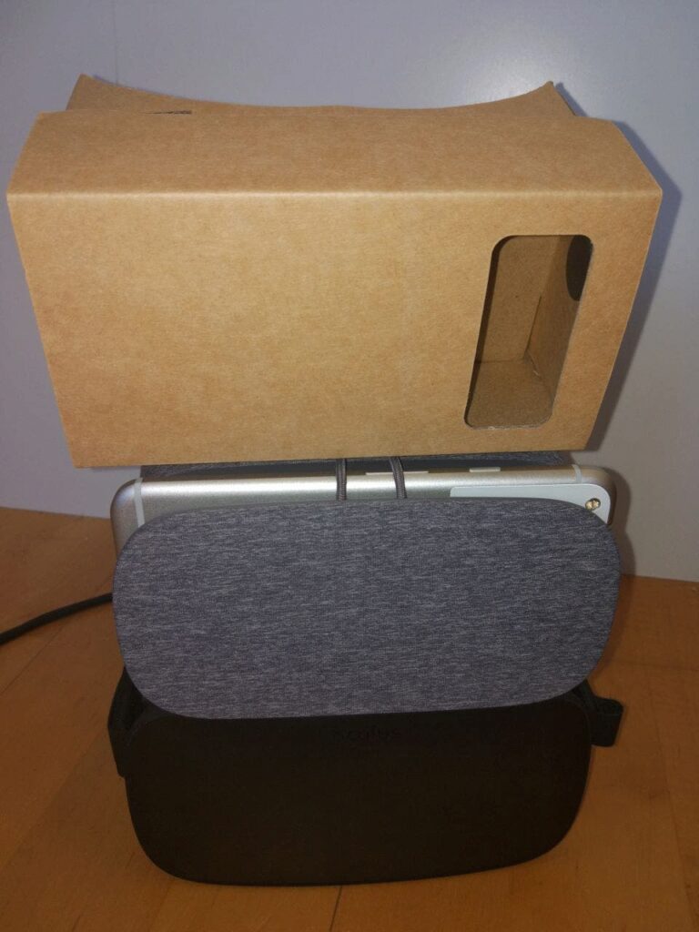 Drei Iterationen: Cardboard wurde zu Daydream View. Bis zum Desktop-VR (Hier: Oculus Rift) dauert es aber noch etwas