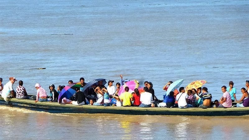 Menschen in Booten: Das wohl häufigste Bild auf dem Amazonas