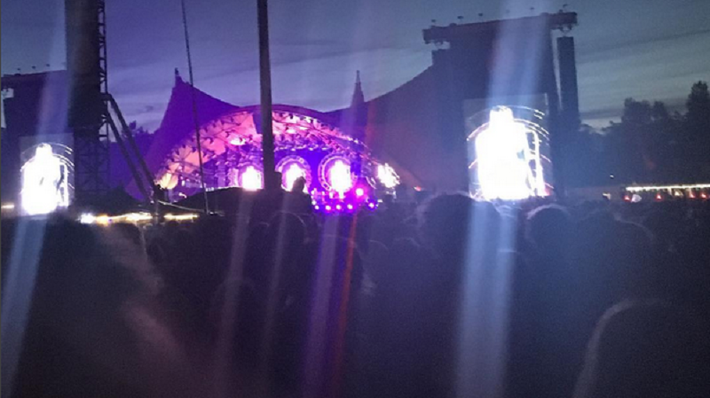 Roskilde Festival. Schmidt trifft sein multilokales Team oft erst auf den Festivals, die er organisiert. Bild: Instagram / Schmidthochzwei