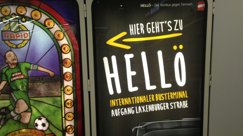 Werbeanzeige von Hellö am Wiener Hauptbahnhof