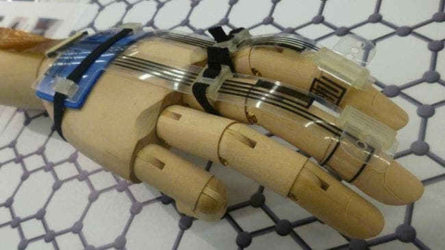 Graphen Handschuh für VR an einer Holzhand