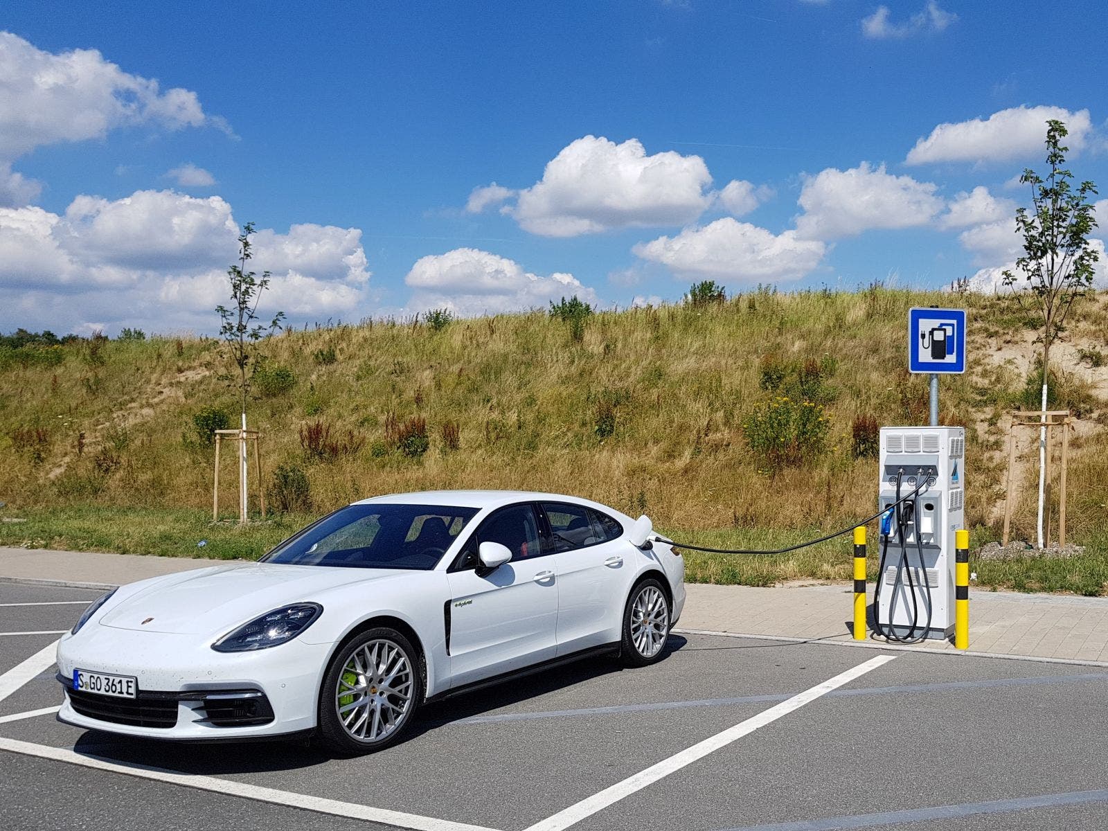 Porsche Panamera e-hybrid an einer Ladestation