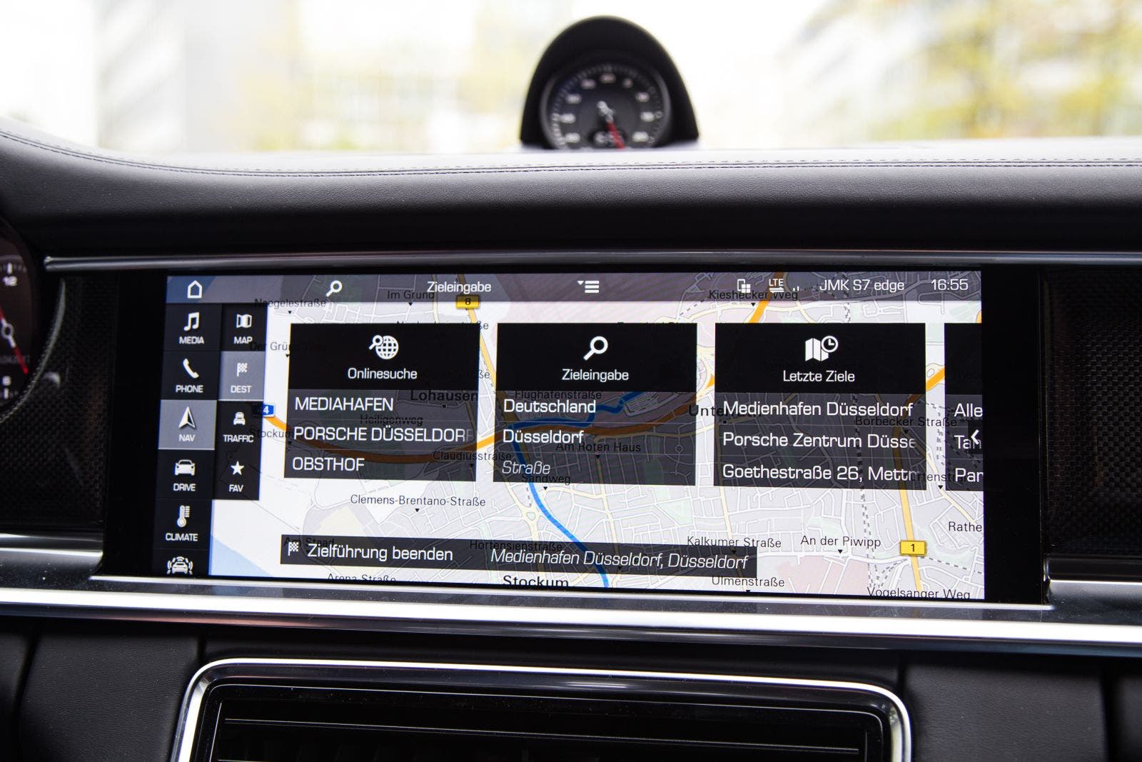 Porsche PCM Display im Navigationsmenü