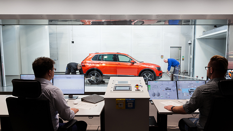 Windkanal-Effizienz-Zentrum: Einrichten eines Tiguan im Thermofunktionskanal (Foto: Volkswagen AG)