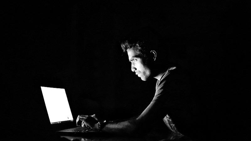 Computer, Mann im Dunkeln, Hacker, Passwort, Passwörter, Passwörtern