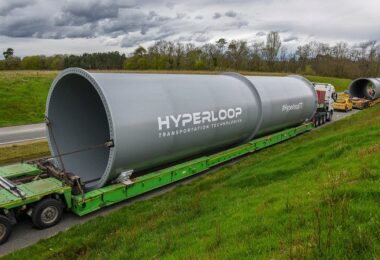 HyperloopTT Röhre Bauteil Transport erste Hyperloop-Strecke
